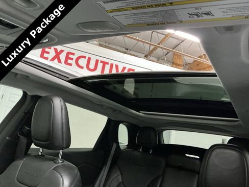 Used 2019 Jeep Cherokee Limited w/ Luxury Group image 31