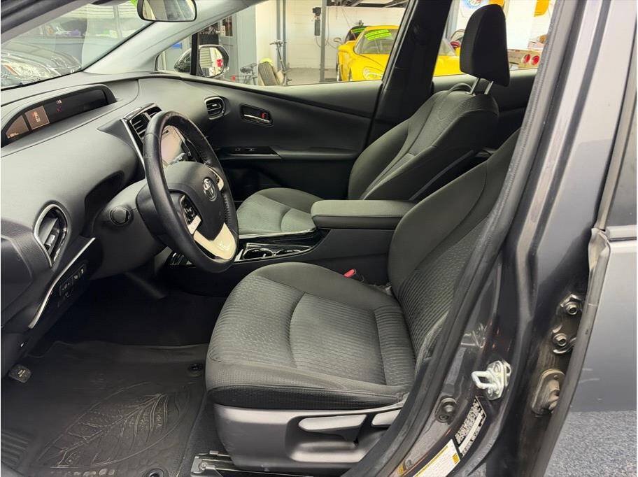 Used 2018 Toyota Prius Three FWD image 8