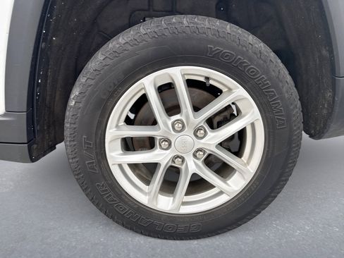 Used 2023 Jeep Grand Cherokee L Laredo image 12