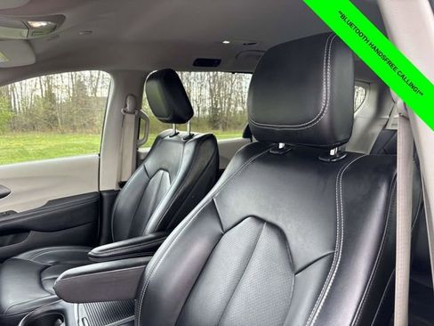 Used 2023 Chrysler Pacifica Touring-L FWD image 6