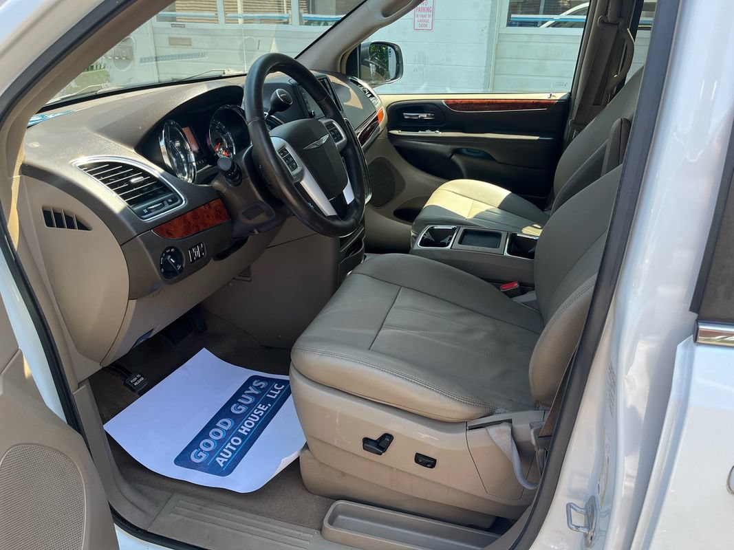 Used 2016 Chrysler Town & Country Touring FWD image 8