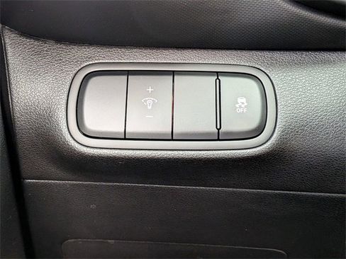 Used 2025 Hyundai Venue Limited image 18