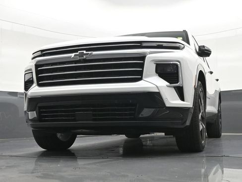 Used 2025 Chevrolet Traverse High Country FWD image 32