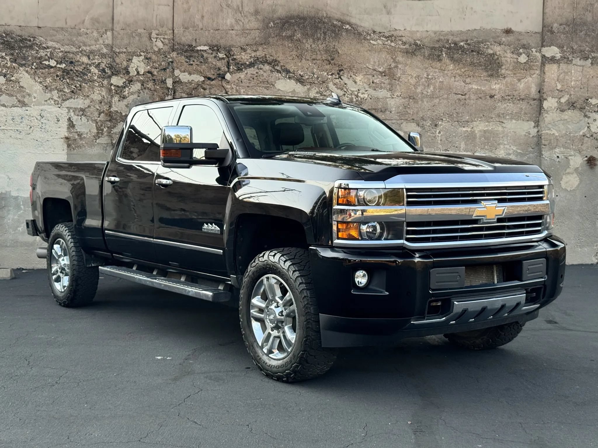 Used 2015 Chevrolet Silverado 2500 High Country w/ Duramax Plus Package AWD/4WD image 2