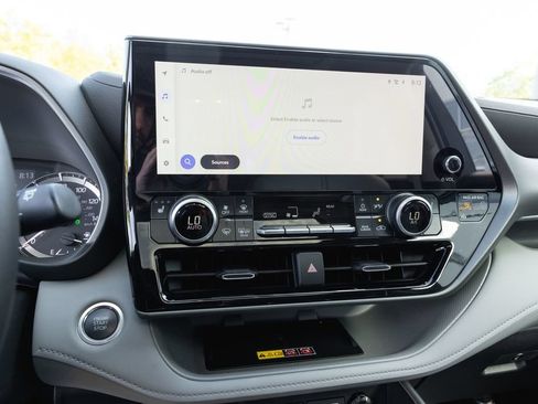 Certified 2025 Toyota Highlander XLE FWD image 18