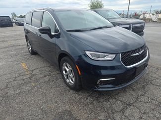Used 2024 Chrysler Pacifica Limited w/ Trailer Tow Group AWD/4WD video 1