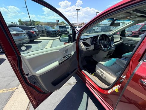 Used 2015 Toyota Sienna XLE w/ Entertainment Package FWD image 10