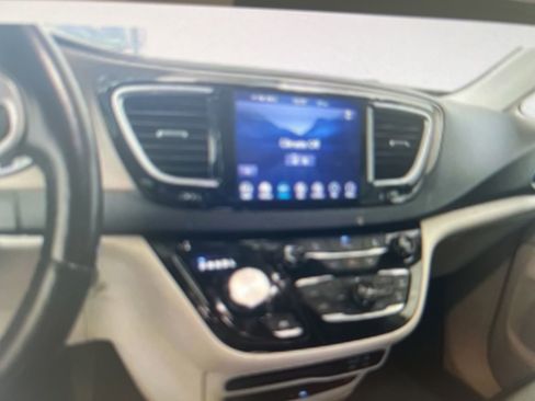 Used 2018 Chrysler Pacifica Touring-L Plus w/ Tire & Wheel Group FWD image 10