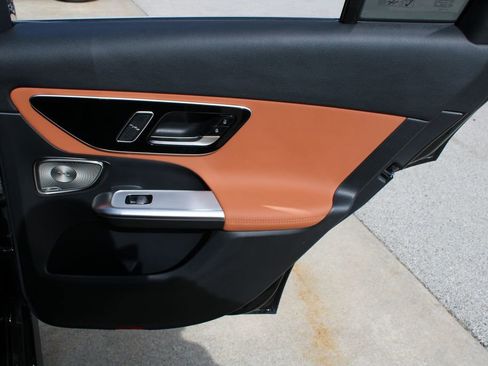 Used 2025 Mercedes-Benz GLC 300 4MATIC image 23