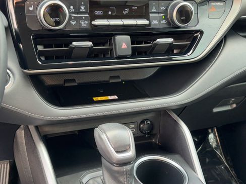 Certified 2023 Toyota Highlander XLE image 27