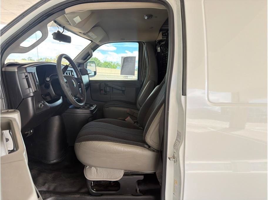 Used 2018 Chevrolet Express 2500 w/ Driver Convenience Package RWD image 10