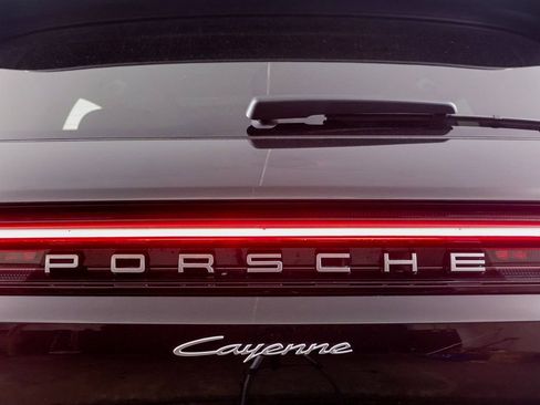 Used 2025 Porsche Cayenne image 18