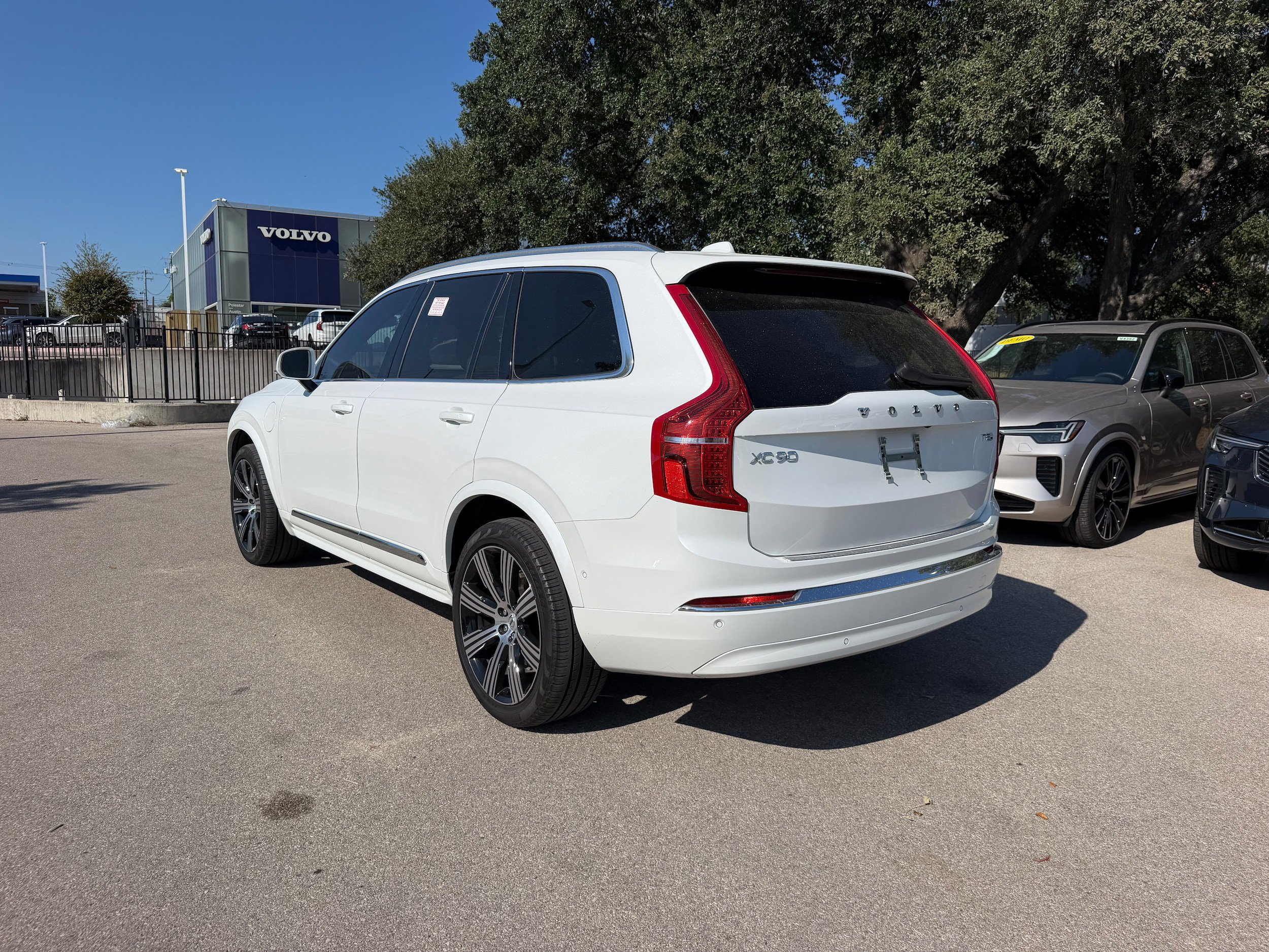 Certified 2025 Volvo XC90 T8 Plus w/ Protection Package Premier AWD/4WD image 4
