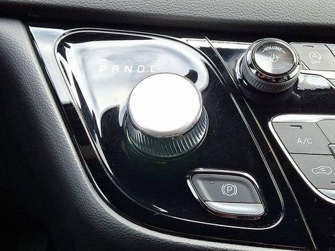 Used 2025 Chrysler Pacifica Select image 15