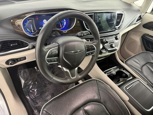 Used 2023 Chrysler Pacifica Limited image 18