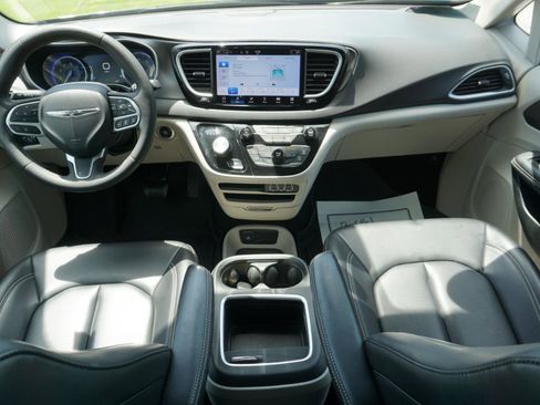 Used 2023 Chrysler Pacifica Touring-L FWD image 11
