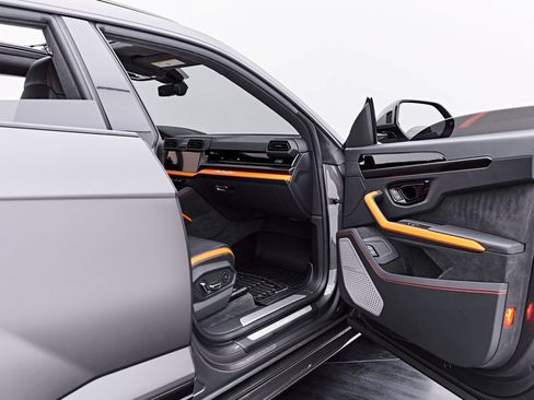 Used 2025 Lamborghini Urus Performante AWD/4WD image 40