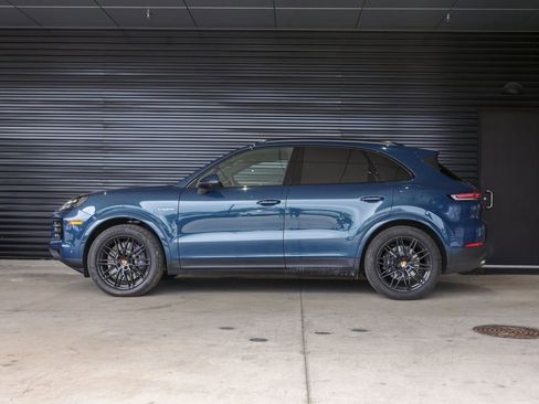 Certified 2025 Porsche Cayenne E-Hybrid AWD/4WD image 2