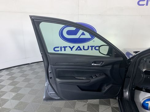 Used 2025 Nissan Altima 2.5 SV FWD image 13