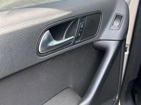 Used 2013 Volkswagen Tiguan S image 28