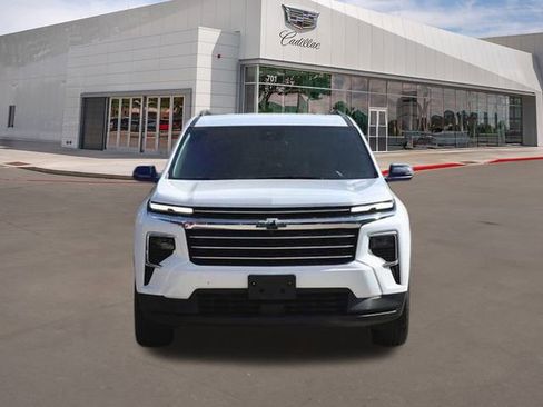 Used 2024 Chevrolet Traverse LT image 2