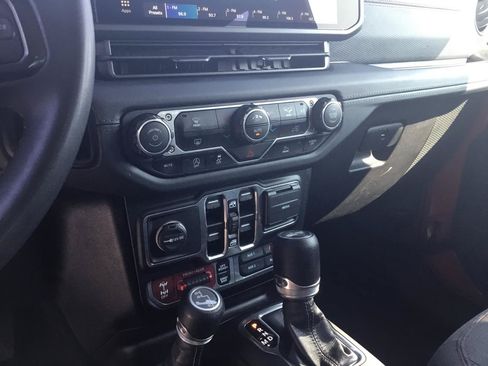 Used 2024 Jeep Wrangler Unlimited Rubicon AWD/4WD image 20