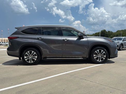 Used 2022 Toyota Highlander XLE image 4
