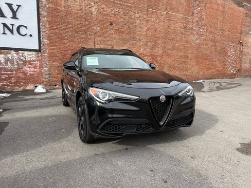 Used 2022 Alfa Romeo Stelvio Ti image 2
