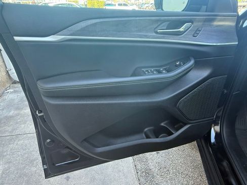 Certified 2025 Jeep Grand Cherokee Limited w/ Black Appearance Package image 29