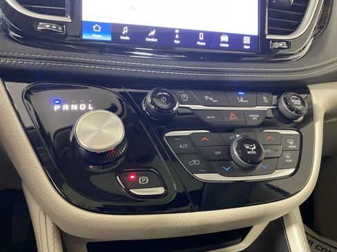 Used 2023 Chrysler Pacifica Limited image 23
