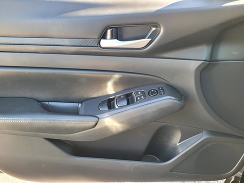 Used 2024 Nissan Altima 2.5 SV image 23