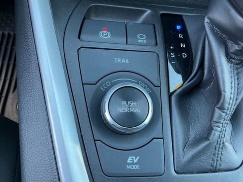 Used 2022 Toyota RAV4 LE AWD/4WD image 26