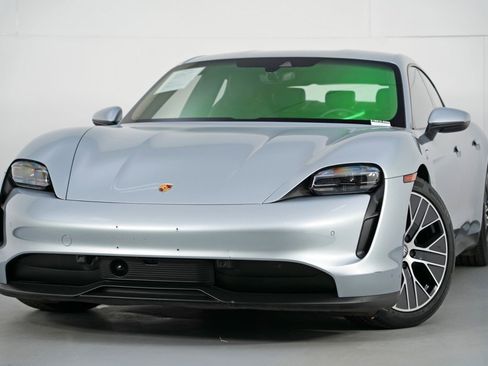 Used 2021 Porsche Taycan image 3