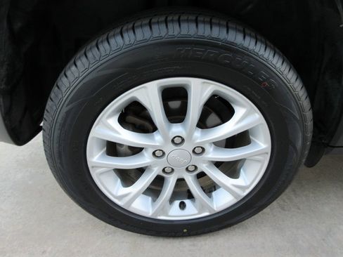 Used 2020 Jeep Cherokee Latitude FWD image 9