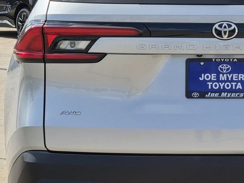 Used 2025 Toyota Grand Highlander AWD image 10