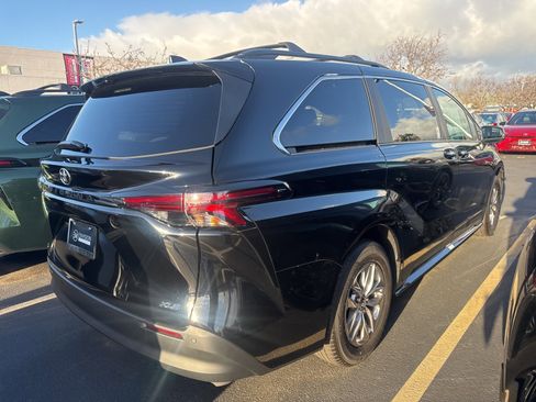 Used 2026 Toyota Sienna XLE image 2