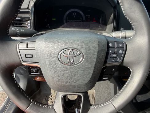 Used 2025 Toyota Camry SE w/ Convenience Package image 15