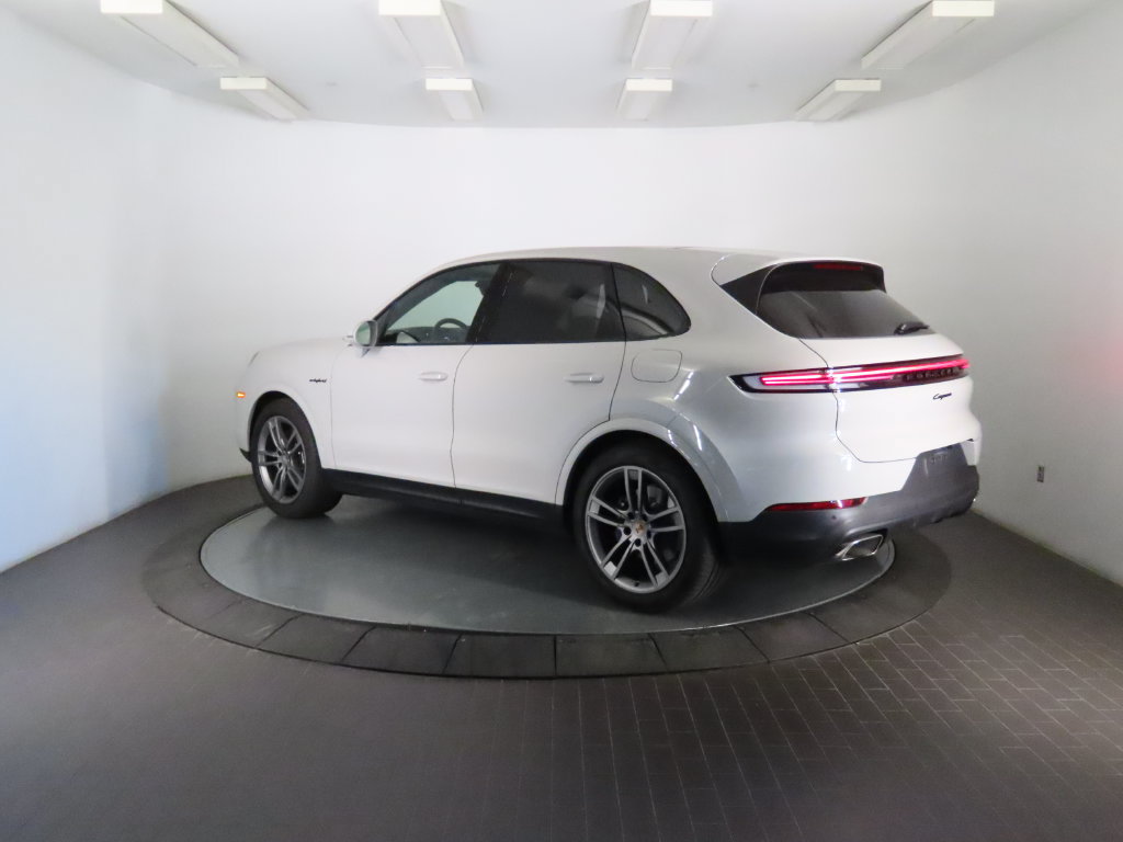 Certified 2026 Porsche Cayenne E-Hybrid AWD/4WD image 3