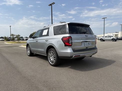 Used 2024 Ford Expedition Limited AWD/4WD image 3
