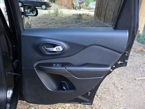 Used 2015 Jeep Cherokee Latitude w/ Comfort/Convenience Group FWD image 25