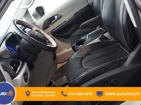 Used 2017 Chrysler Pacifica Limited w/ Advanced Safetytec Group FWD image 9