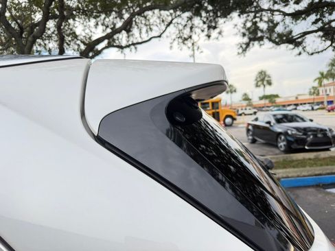 Used 2019 Toyota Highlander Limited Platinum FWD image 12