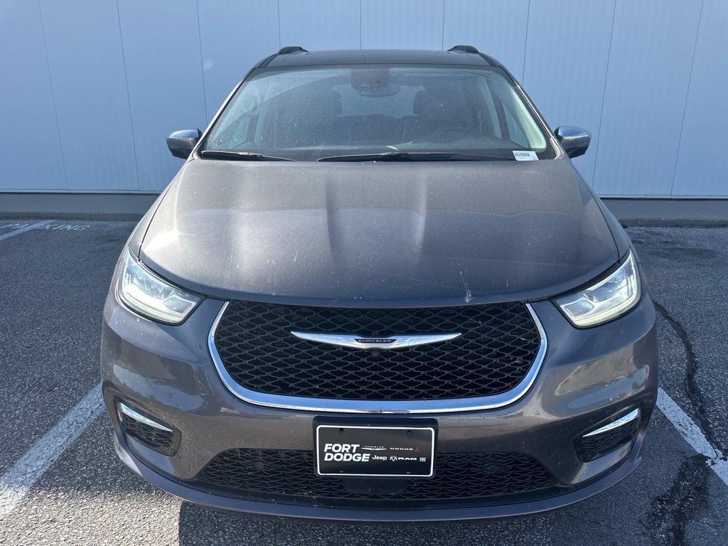 Used 2023 Chrysler Pacifica Limited w/ Uconnect Theater Family Group FWD image 11