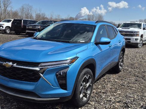 Used 2025 Chevrolet Trax LT w/ Driver Confidence Package image 1