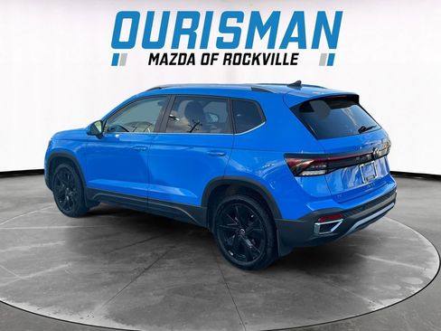 Used 2025 Volkswagen Taos SE w/ Panoramic Sunroof Package image 4