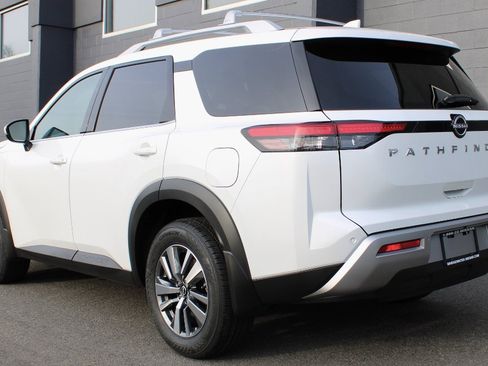 New 2025 Nissan Pathfinder SL image 3