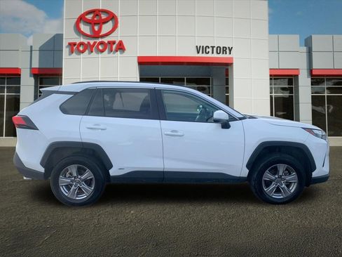 Used 2025 Toyota RAV4 XLE AWD/4WD image 2