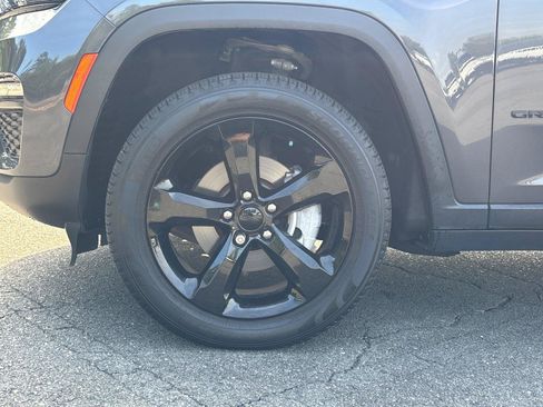 Used 2023 Jeep Grand Cherokee Limited w/ Black Appearance Package RWD image 10