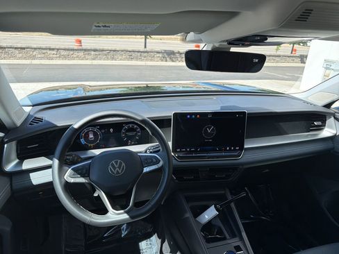 Certified 2025 Volkswagen Tiguan SE image 15