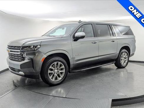 Used 2023 Chevrolet Suburban Premier image 2